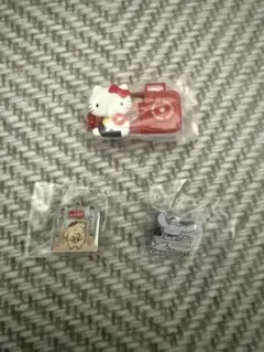 ハローキティ カメラ型おもちゃとピンバッジセット