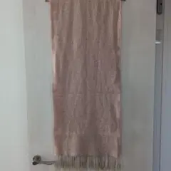 淡いピンクのマフラー