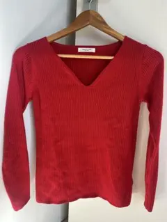 赤いリブ編みVネック長袖セーター