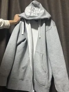 フルジップのグレーのパーカー、THE NORTH FACEのロゴが特徴。