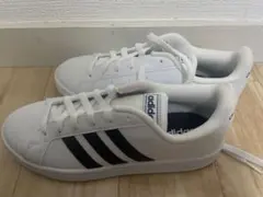 オ*カ様 adidas ホワイト ブラック スニーカー