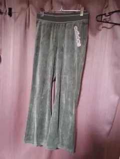 adidasアディダス ベロア調薄っすらフレアパンツ 薄ブラウン