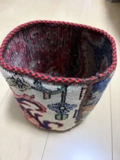 装飾的な模様の小物入れ