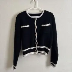 黒と白の長袖ニットカーディガン