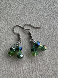 緑色のクリスタルビーズ ダングルピアス（0404）