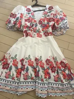 花柄Vネック半袖ワンピース