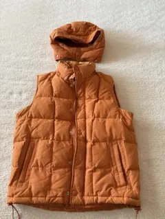 オレンジ フード付き ダウンベスト
