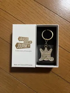 嵐 キーホルダー スワロフスキー ゴールド - メルカリ