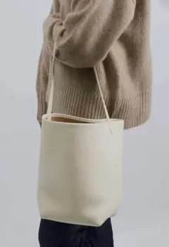 トートバッグ 本革 バケツ型 縦型 オフホワイト Mサイズ 軽量 ワンショルダー