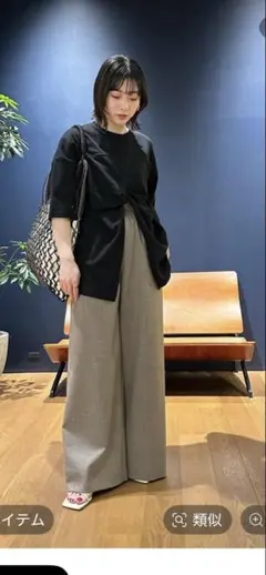 カレンソロジー　uhr フットボールtシャツのサムネイル