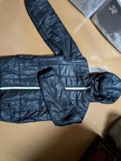 黒いフード付きキルティングジャケット