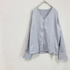fifthフィフス　くるみボタンＶネックサテンブラウス　M ブルー　長袖　新品のサムネイル