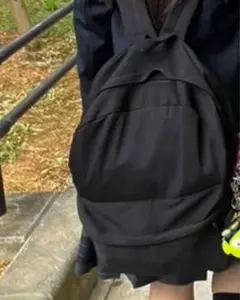 シンプルなブラックリュック