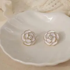 w07☆ヒット商品☆カメリア ピアス レディース 白色 アクセサリー☆536