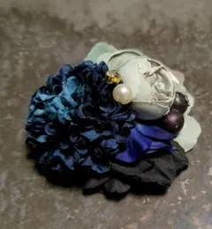 【お値下げしました！】ブルーフラワー コサージュ やや小さめ