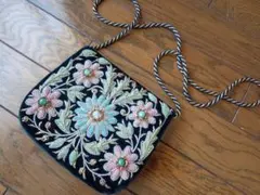 サンアルシデ ラフィア花柄刺繍の黒ポシェット - メルカリ