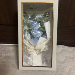 青い造花の花束