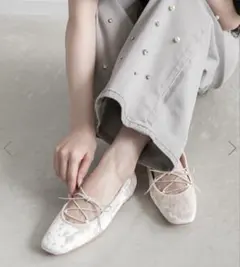 【美品・値下げ中】RANDA ベロア レースアップフラットパンプス 24.0cmのサムネイル