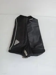 1346 adidas ゴルフシューズバック　黒　左にアディダスのロゴ　白ライン