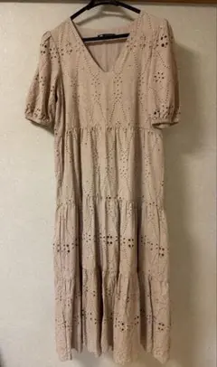 ZARA 刺繍入りベージュロングワンピース
