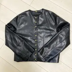 ミラオーウェン　フェイクレザー金釦ノーカラージャケット