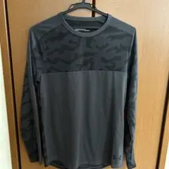 Under Armour ダークグレー 長袖Tシャツ