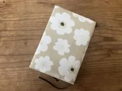 ハンドメイドブックカバー　文庫本サイズ　北欧風花柄ベージュ