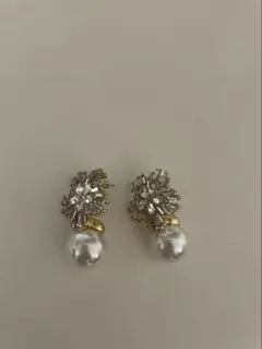 パールとクリスタルの花モチーフピアス　ウエディングピアス