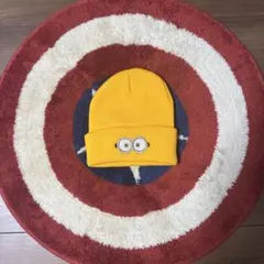 ミニオンデザインの黄色ニット帽