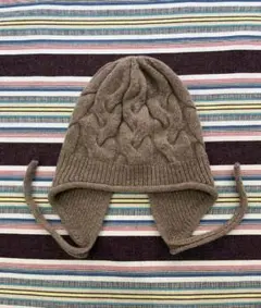 ベージュ ケーブル編み 耳あて付きニット帽