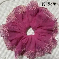 ハンドメイド ♡シュシュ フリル 臙脂色に2色の花の刺しゅう入り 