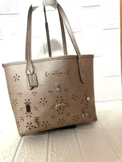 コーチ　花柄パンチングデザイン ショルダーバッグ ピンク系ゴールド系　美品