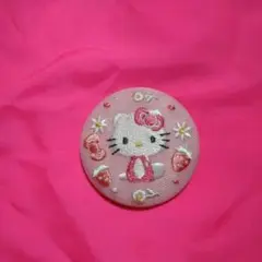 サンリオ　ハローキティ　刺繍缶バッジ