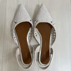 美品　ZARA ホワイト　フラットサンダルのサムネイル