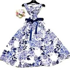★未使用級　ローラアシュレイ　さらさらフレアワンピース　花柄❤︎ブルーの濃淡色　M