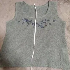 グレー ニットベスト 刺繍葉デザイン 約40cm