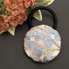 インド刺繍リボン くるみボタン ヘアゴム　シルバーフチ　お花　ライトグレー