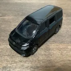 トミカ 107 トヨタ　ヴォクシーのサムネイル