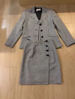 チェック柄ジャケットとスカートセットアップ