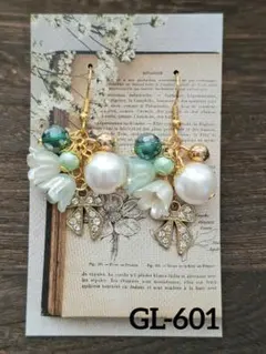 GL-601 キラキラリボンの花束ピアス(グリーン)