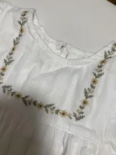 ひまわり刺繍あり　白のワンピース風ロンパース