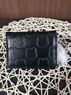 新品 三つ折り財布 ミニ財布 うさぎ型押しハート窓 ファーチャーム付き ブラック