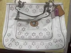 美品 COACH 2way ハンドバッグ ホワイト 花柄パンチング - メルカリ