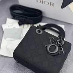 マットブラックハンドバッグです