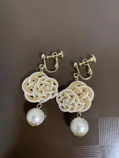 水引　イヤリング ゴールドとホワイト