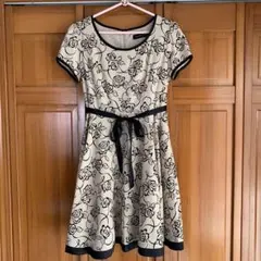 レストローズ ワンピース 結婚式 花柄 ベージュ 黒 半袖 ひざ丈ワンピース