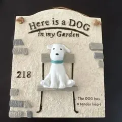犬の彫刻付きウォールデコのサムネイル