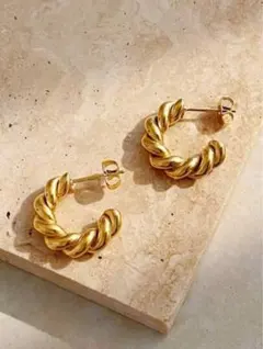 ゴールドツイスト デザイン ピアス フープ