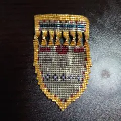 ビーズ刺繍 シールド型ブローチ
