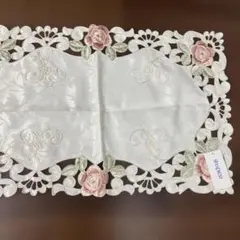 新品タグ付き！ Shapier 刺繍　テーブルセンター 30x50 cmのサムネイル